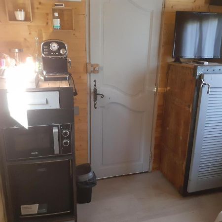 Roulotte Hotell Nîmes Eksteriør bilde